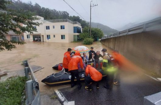 지난 17일 집중호우가 쏟아진 경남 밀양시 무안면 한 노인요양원에서 밀양소방서 구조대원들이 환자와 직원들을 구조하고 있다. 사진 경남소방본부