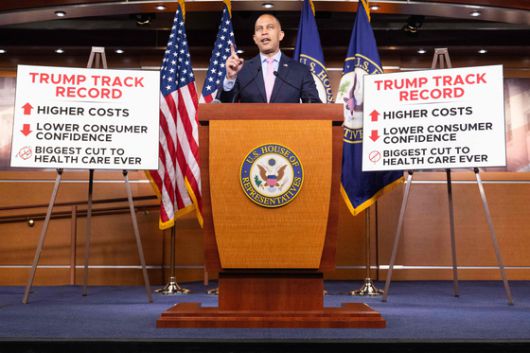 하킴 제프리스(뉴욕) 미국 하원 원내대표가 17일 워싱턴 DC의 캐피톨 힐에서 열린 주간 기자회견에서 연설하고 있다. AFP=연합뉴스