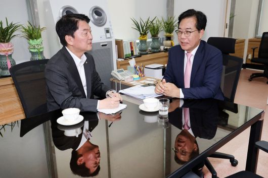 안철수(왼쪽) 국민의힘 의원의 혁신안은 송언석(오른쪽) 국민의힘 원내대표 겸 비대위원장 등 당 주류의 이견에 막혀 무산됐다. [연합뉴스]