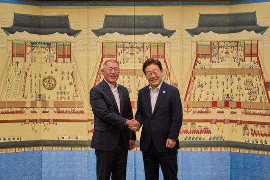이재명 대통령이 지난 14일 서울 한남동 관저에서 정의선 현대자동차그룹 회장과 만찬회동에 앞서 기념촬영을 하고 있다. 뉴스1