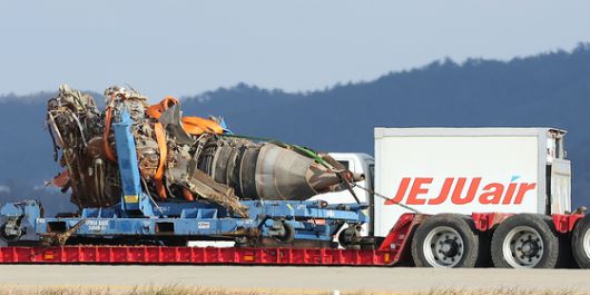 제주항공 여객기 참사 7일째인 지난 1월 4일 오후 전남 무안국제공항 참사 현장에서 로컬라이저(방위각시설) 둔덕에 파묻힌 제주항공 7C2216편의 엔진이 실린 트럭이 이동하고 있다. 뉴스1