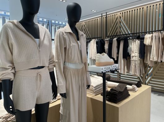 알로 도산 플래그십스토어 내부 전경. 해외서만 볼 수 있던 제품의 직접 구매가 가능해졌다. 김세린