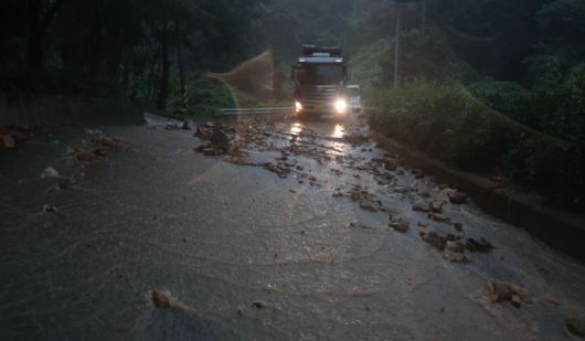 지난 19일 오후 경남 산청군 신안면 하정리 양천강으로 떠내려 온 소를 마을 주민들이 건져내려 준비하고 있다. 안대훈 기자