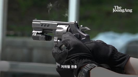 최현호씨가 STSM21 기관단총을 사격하고 있다. 화면 캡처