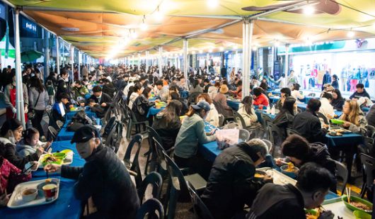 지난해 11월 경북 구미시에서 열린 구미라면축제에 인파가 몰려 행사장이 북적이고 있다. 사진 구미시