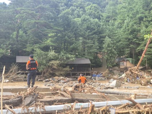 20일 산사태로 일가족 3명이 실종된 경기도 가평군 조종면 마일리 한 글램핑장 앞에 불어난 강물이 빠르게 흐르고 있다. 가평=전율 기자
