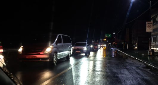 19일 극한호우가 퍼부은 경남 산청군 산청읍 부리의 한 임도에서 포크레인이 무너진 건물 잔해를 제거하고 있다. 사진 독자