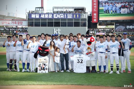 KT가 20일 수원 한화전을 앞두고 윌리엄 쿠에바스를 위한 작은 송별식을 마련했다. 사진 KT 위즈