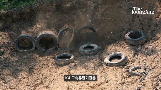 최현호씨가 K15 경기관총을 사격하고 있다. 기동 중 사격하는 데 잡을 수 있는 권총손잡이가 보인다. 화면 캡처