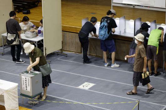20일 실시된 일본 참의원 선거에서 일본 국민들이 투표하고 있다. EPA=연합뉴스