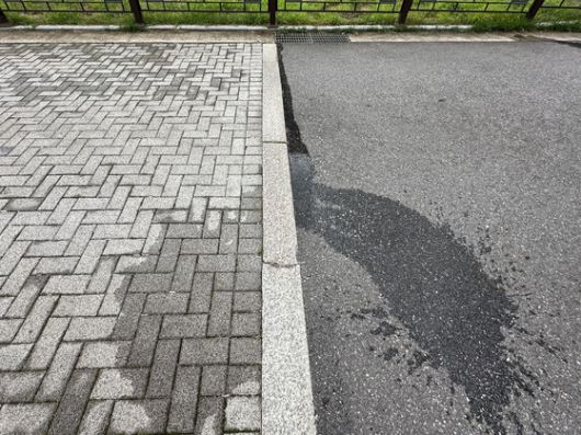 서울시 송파구 풍납동의 한 이면도로에 설치된 투수블록(왼쪽)과 아스팔트에 같은 양의 물을 부었다. 투수불록은 1m 이내에서 물이 흡수된 반면, 아스팔트에서는 물이 빗물받이까지 흘러갔다. 천권필 기자