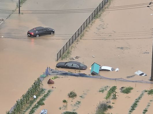 광주광역시 전 지역에 호우경보가 발효된 지난 17일 오후 광주 북구 신용동 일대 도로가 침수돼 차량들이 물에 잠겨 있다. 연합뉴스