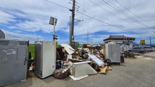 20일 오후 충남 예산군 덕산면 구만리의 마을회관 앞에 침수됐던 가전제품이 산더미처럼 쌓여 있다. 신진호 기자