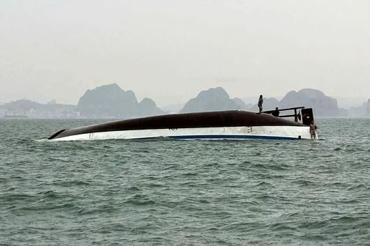 전복된 유람선. AFP=연합뉴스