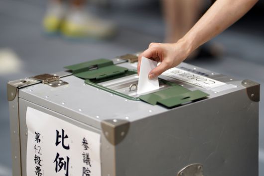 20일 일본 도쿄의 한 학교 체육관에 마련된 투표소에서 한 유권자가 참의원 선거 투표용지를 투표함에 넣고 있다. EPA=연합뉴스