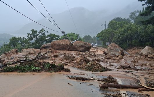 경남 산청군에 폭우가 내린 19일 지리산 주변 도로가 토사와 큰 바위, 나뭇가지, 전신주 등으로 막혀 있다. 연합뉴스