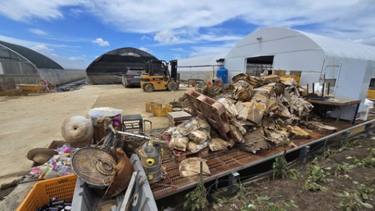20일 오전 충남 예산군 삽교읍 하포리의 비닐하우스 앞에 물에 잠겼던 종이 상자와 장비들이 수북하게 쌓여 있다. 신진호 기자