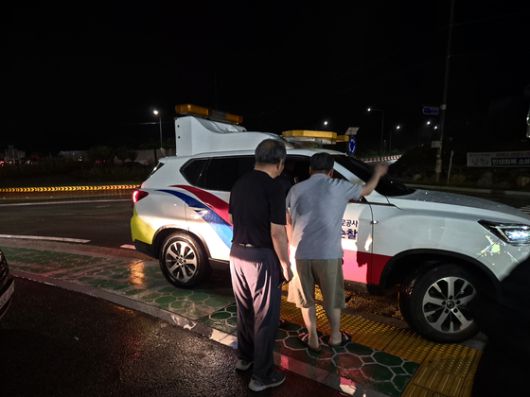 지난 19일 오후 경남 산청군 단성면 한 도로에 단성IC 방면에서 온 차들이 줄줄이 이어지고 있다. 통영대전 고속도로가 비탈면 유실로 양방향이 통제되면서다. 안대훈 기자