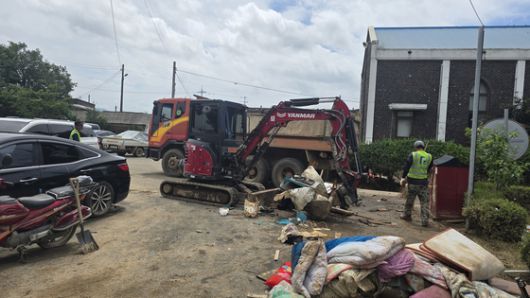 20일 오전 충남 예산군 삽교읍 하포리에서 침수됐던 가재도구를 트럭에 옮겨 싣고 있다. 신진호 기자