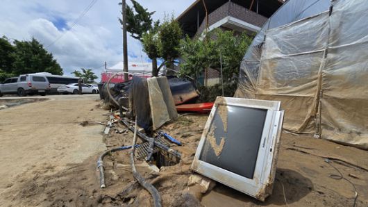 20일 오전 충남 예산군 삽교읍 하포리에서 육군 32사단 장병들이 집안에서 침수됐던 가재도구를 마당으로 옮기고 있다. 신진호 기자