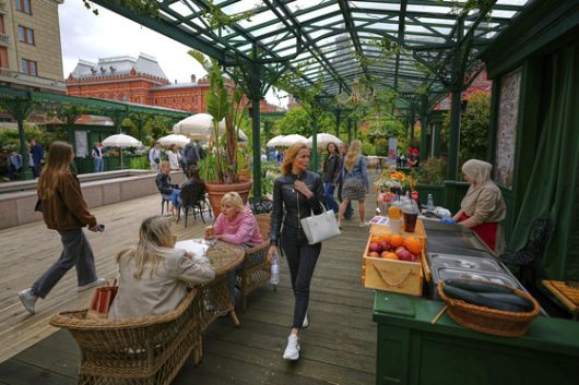 지난달 25일 러시아 모스크바의 한 거리에서 영업 중인 노점 카페와 과일 가게의 모습. AP=연합뉴스