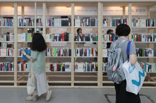 지난 18일 서울 강남구 삼성동 코엑스에선 '독서인들의 축제' 서울국제도서전이 열렸다. 도서전을 찾은 2040 여성들은 한국 SF 문학의 주축과 같은 독자들이기도 하다. 연합뉴스