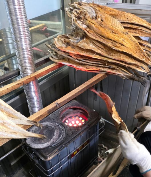 전일갑오(전일수퍼) 대표 메뉴인 황태포. 한 직원이 여러 번 두들긴 뒤 연탄불에 굽고 있다. 사진은 블로그 캡처