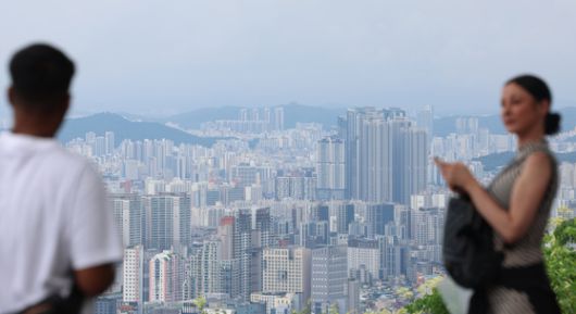 건설업 부진이 이어지며 올해 상반기 건설업 취업자 수가 1999년 상반기 이후 최대폭으로 감소했다. 사진은 15일 서울 남산에서 바라본 서울 아파트단지 모습. 뉴스1