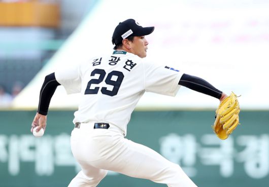 SSG 김광현이 20일 인천 두산전에서 역투하고 있다. 사진 SSG 랜더스