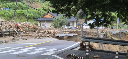 경남 산청군 생비량면에 있는 경남간호고 급식실이 비 피해로 진흙탕이 된 모습. 사진 경남간호고