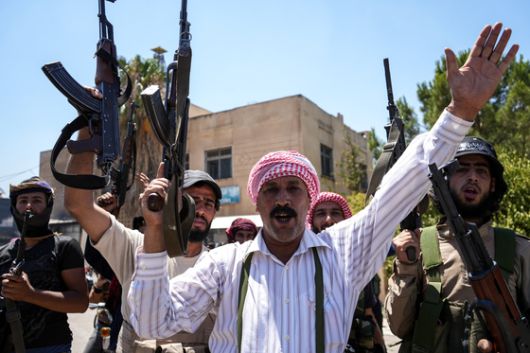 18일(현지시간) 시리아 남부 스웨이다의 드루즈 다수 거주 마을인 마즈라아 지역에서 베두인 부족 전투원들이 배치되어 있다. EPA=연합뉴스