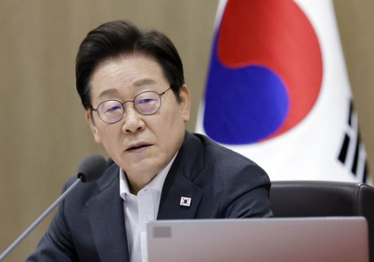 이재명 대통령이 21일 기록적인 폭우가 쏟아진 경남 산청군 산청읍 부리마을에서 피해 상황을 점검하고 있다. 뉴스1