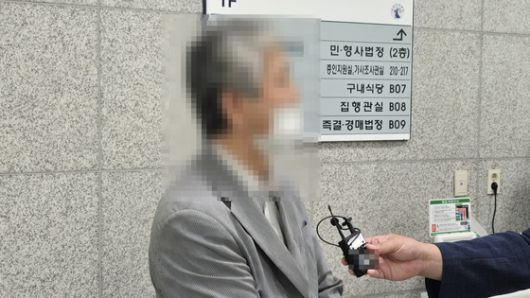 지난 3월 2일 충남 서천에서 발생한 묻지마 살인사건 피해자의 아버지가 1심 선고 직후 취재진에 삼경을 밝히고 있다. 신진호 기자