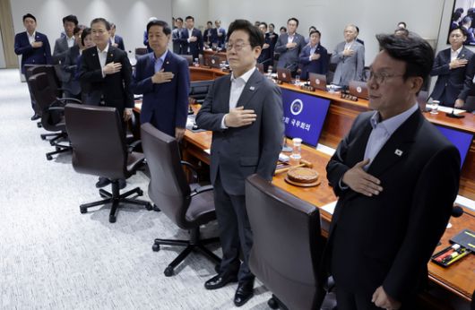 정성호 법무부 장관이 22일 서울 용산 대통령실 청사에서 열린 국무회의에 참석해 인사하고 있다. 2025.7.22 대통령실통신사진기자단