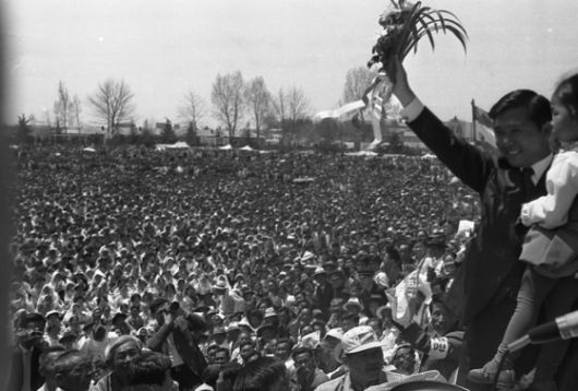 1971년 당시 신민당 김대중 대통령후보가 유세에 앞서 손을 들고 있는 모습. [중앙포토]