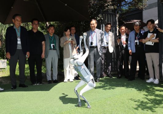 딥로보틱스 4족 로봇 링스가 평화 오디세이 방문단 앞에서 공중제비를 돌고 있다. 장진영 기자