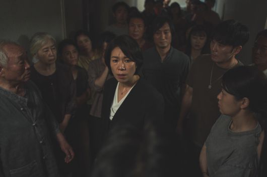 영화 '84제곱미터'의 은화(염혜란)는 아파트 입주자 대표이자 전직 검사다. 아파트 값이 떨어질 것을 우려해 층간소음 원인 규명에 소극적인 자세를 취한다. 사진 넷플릭스