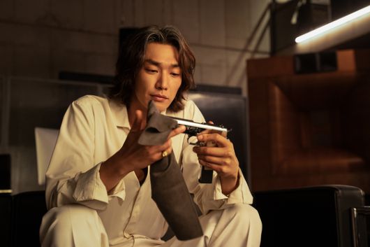 극중 김영광이 연기한 문백은 진지한 상황에도 여유있고 발랄한 '극강의 외형인' 캐릭터다. 사진 넷플릭스