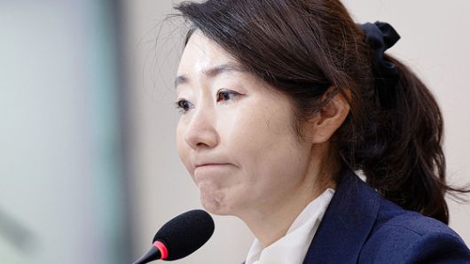 김병기 더불어민주당 대표 직무대행 겸 원내대표(오른쪽)가 22일 국회에서 열린 원내대책회의에서 문진석 원내수석부대표와 대화하고 있다. 임현동 기자