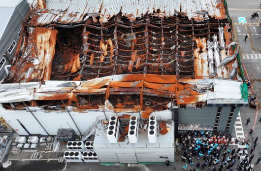 지난달 24일 경기도 화성시 아리셀 화재 사고 현장에서 열린 '아리셀 참사 1주기 현장 추모 위령제'에서 유가족과 참석자들이 참사 현장에 헌화하고 있다. 뉴스1