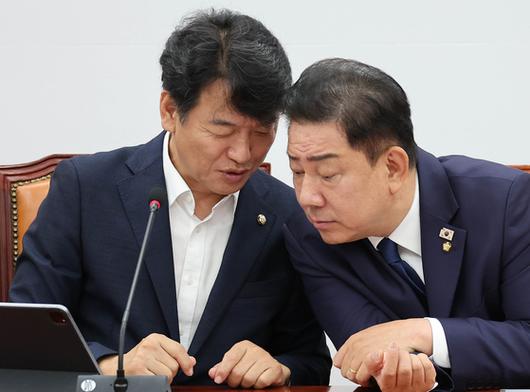 이재명 대통령이 21일 서울 용산 대통령실에서 국무총리, 국무조정실장, 비서실장, 정책실장, 정무수석, 국정상황실장과 오찬 겸 국무총리 주례 보고 시간을 가지고 있다. 이재명 대통령 SNS