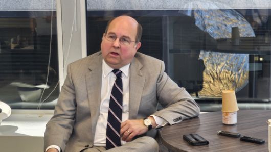 스티븐 본 전 미국무역대표부(USTR) 대표 대행은 22일(현지시간) 워싱턴 특파원들과 만나 트럼프 2기 행정부의 관세 정책에 대한 질문에 답하고 있다. 그는 통상 변호사 출신으로 트럼프 1기 때 통상정책에 깊숙이 관여한 인물이다. 워싱턴=강태화 특파원