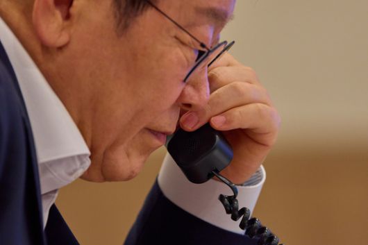 이재명 대통령이 지난 23일 서울 용산 대통령실 청사 집무실에서 울프 크리스터손(Ulf Kristersson) 스웨덴 총리와 전화 통화하고 있다. 뉴스1