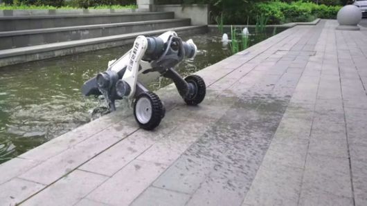 딥로보틱스의 바퀴 달린 4족 로봇은 사막·바위 같은 험지나 물 속에서도 거침없이 이동한다. [딥로보틱스 홈페이지]