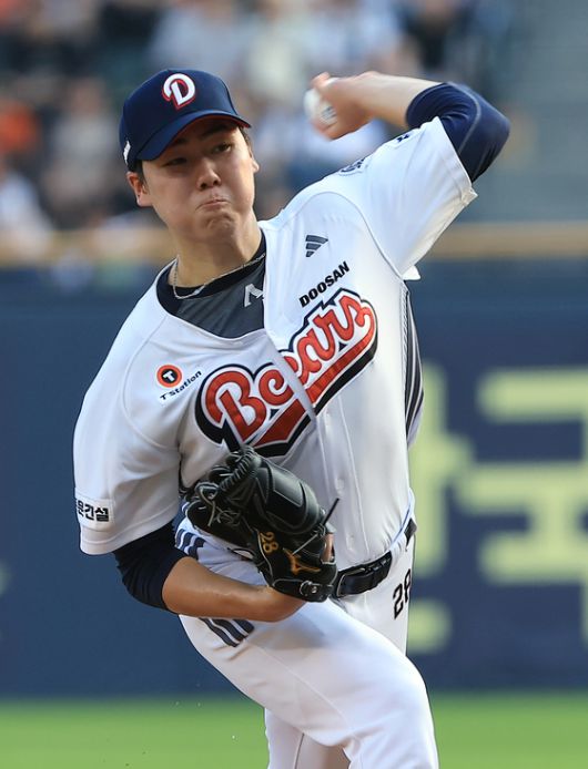 24일 잠실 한화전에서 6이닝 무실점으로 역투한 두산 최승용. 뉴스1