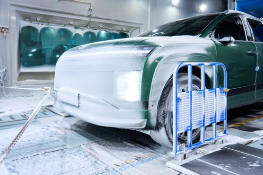 23일 현대차·기아 남양연구소 환경시험동 강설강우환경풍동에서 아이오닉9의 내구성이 측정되고 있다. 영하 30도 환경에서 20분간 눈, 비바람이 뿌려지자 차량 전면부가 얼어붙은 모습. 사진 현대차그룹