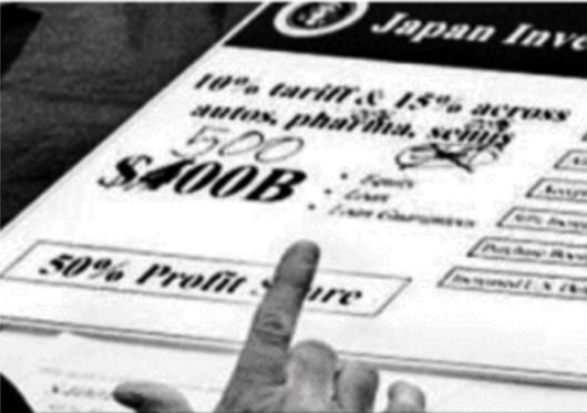 도널드 트럼프 미국 대통령이 22일(현지시간) 백악관 집무실에서 일본의 무역 협상 총괄인 아카자와 료세이 경제재정ㆍ재생상과 만난 자리에서 일본의 대미 투자액으로 4000억 달러라고 인쇄된 수치를 지우고 수기로 5000억 달러로 적는 모습. 사진 댄 스커비노 백악관 부비서실장 엑스(X) 캡처