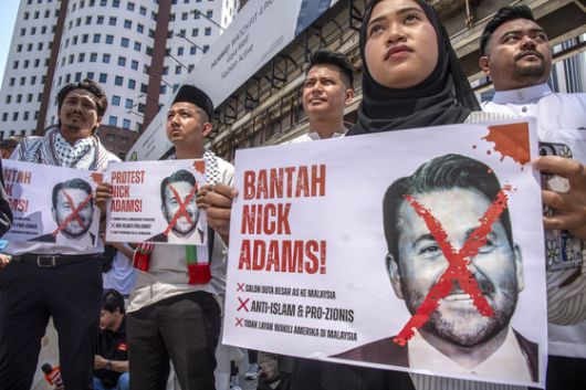 18일 말레이시아 쿠알라룸푸르 미국 대사관 밖에서 극우 성향과 이슬람 혐오 발언을 이유로 닉 애덤스의 말레이시아 대사 임명에 반대하는 시위가 열리고 있다. EPA=연합뉴스