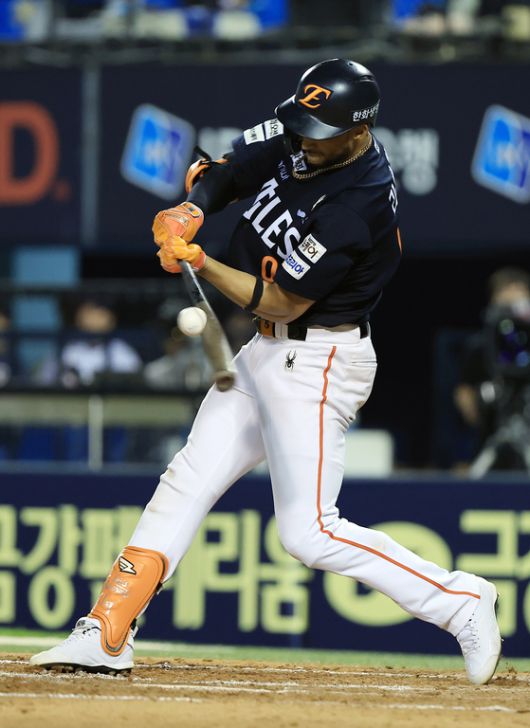 24일 잠실 두산전에서 양 팀 통틀어 가장 많은 3안타를 친 한화 리베라토. 뉴스1