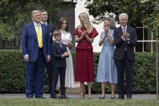 도널드 트럼프(왼쪽) 미국 대통령과 찰스 쿠슈너(오른쪽) 신임 프랑스 대사가 지난달 18일 미국 워싱턴 DC 백악관 사우스 론에서 미국 국기가 게양되는 모습을 지켜보고 있다. EPA=연합뉴스